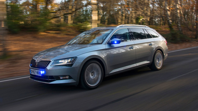 Škoda odhalila nová auta pro policii a záchranáře, je tu i neoznačený Superb