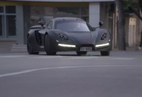 Sin R1 vážně jezdí a trochu i bokem. Ukázal to na videu spolu s interiérem