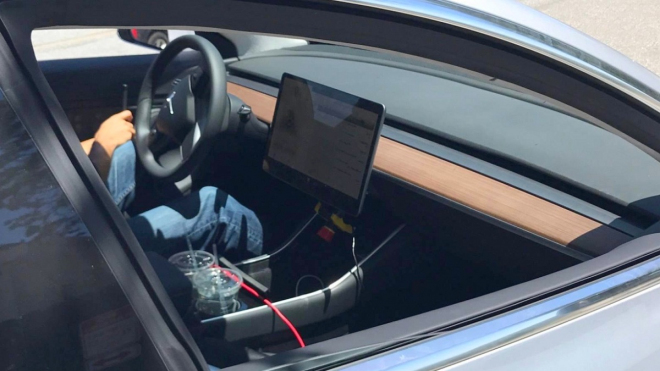 Interiér předprodukční Tesly Model 3 nafocen zblízka, je pořád zvláštní