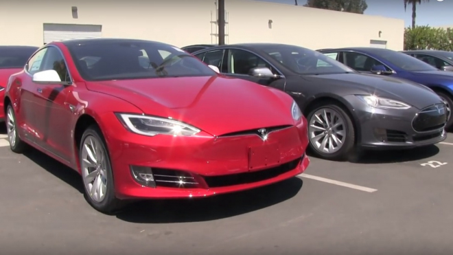 Tesla Model S 2017 natočena na ulici. Je hezčí s falešnou maskou nebo bez ní? (video)