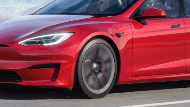 Inovovaná Tesla Model S nafocena s kulatým volantem, interiér ukázal i další překvapení