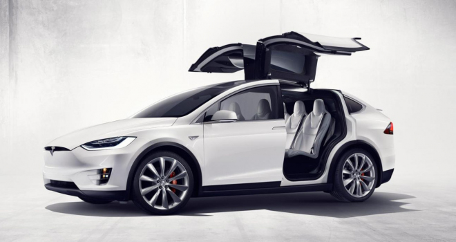 Tesla Model X dojíždí na kvalitu. V záplavě potíží selhávají dveře, okna i elektronika