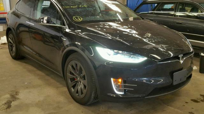 Tesla začala prodávat ojetá auta jako nikdo jiný na celém světě