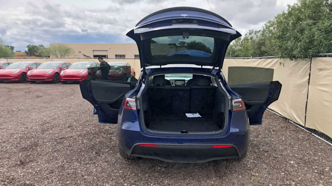 Tesla začala dodávat první kusy svého menšího SUV, horší dobu si vybrat nemohla