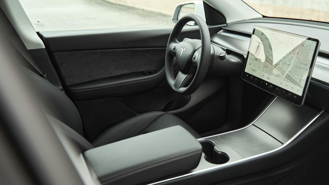 Tesla šetří na výrobě tak moc, že z aut vyrobených v Německu se lidé po nehodě nedostanou bez šroubováku