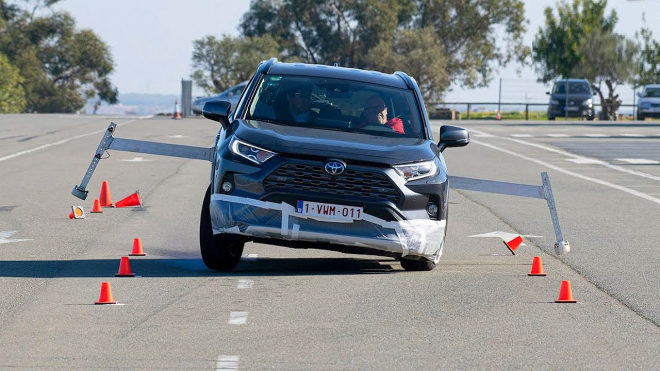 Nejprodávanější SUV Toyoty loni selhalo v losím testu, teď si dalo reparát „s křídly”