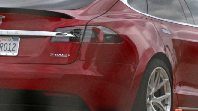 Tesla opravdu vytáhla na Ring svou zbraň proti Porsche, k sérii má ale hodně daleko