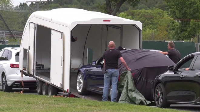 Tesla prý na Ringu poráží Porsche o parník, po akci se ale nechává odvézt VW s TDI