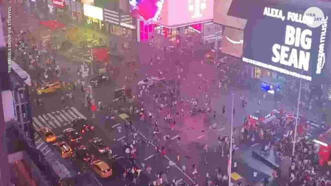 Vystresovaní Američané se v panice prchali z Times Square kvůli střílejícímu výfuku