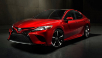 Nová Toyota Camry dostala překvapvě agresivní vzhled, neurazila by ani u nás