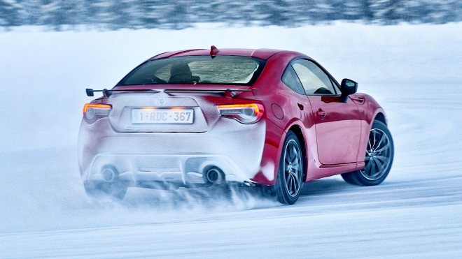 Toyota GT 86 2017 pro EU se předvádí v obří galerii, její prodeje jsou obří průšvih