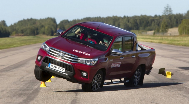 Nová Toyota spektakulárně propadla v losím testu, málem se převrátila