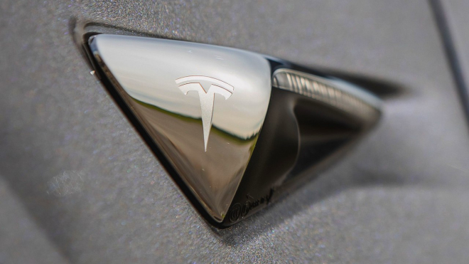 Tesla jako by dělala vše proto, aby si její auta koupilo co nejmíň lidí, v Norsku skóruje