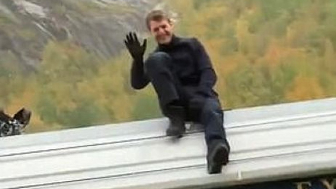 Tom Cruise dál fascinuje, natočili ho, jak s úsměvem mává ze střechy jedoucího vlaku