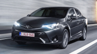 Nad Toyotou Avensis se houpe oprátka, její prodeje míří ke dnu