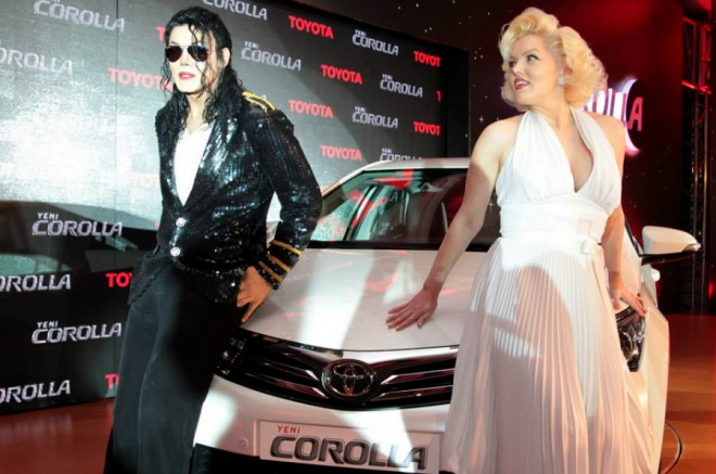 Toyota Corolla 2014 pro Evropu na živých fotkách z premiéry, s Michaelem a Marilyn