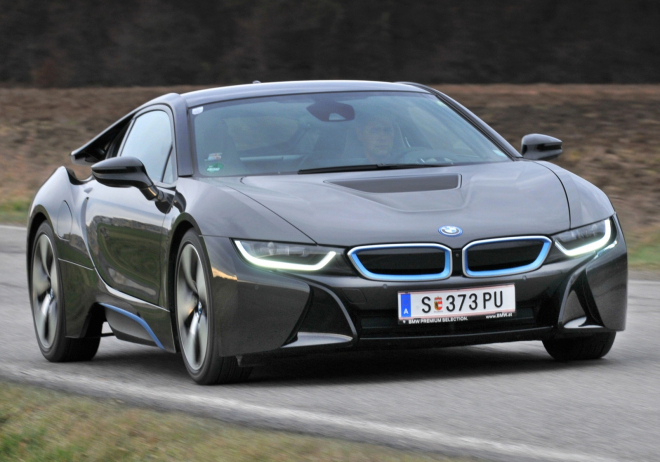 Test BMW i8: na silnici UFO, na okruhu ucho