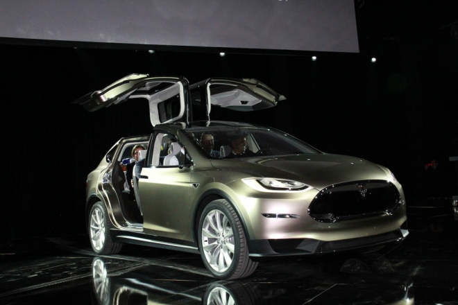 Tesla: Model X stále v nedohlednu, zaměří se ale na ženy. Roadster i po smrti vylepší
