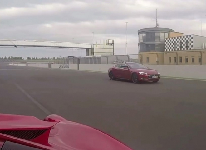 Tesla Model S P85D vs. Ferrari 458 Speciale: americká síla nebo italská nízká váha? (video)