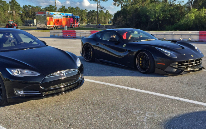 Tesla Model S P85D dostala „kouř” ve sprintu, od Ferrari F12 (video)