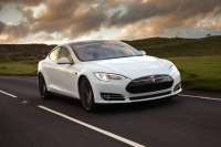 Autopilot Tesly Model S prý zavinil nehodu. Nebrzdil, když měl, říká jeho řidička