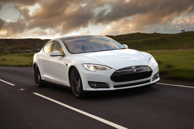 Autopilot Tesly Model S prý zavinil nehodu. Nebrzdil, když měl, říká jeho řidička