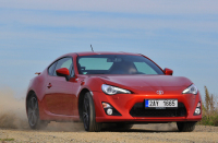 Toyota chce výkonnější GT 86. Ve hře je turbo a kompresor, ale i elektromotor