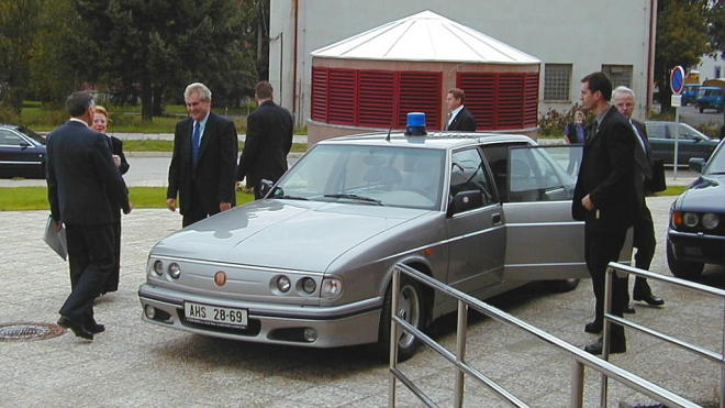 Miloš Zeman je poslední vrcholný politik, který používal Tatry. Toto jsou obě z nich
