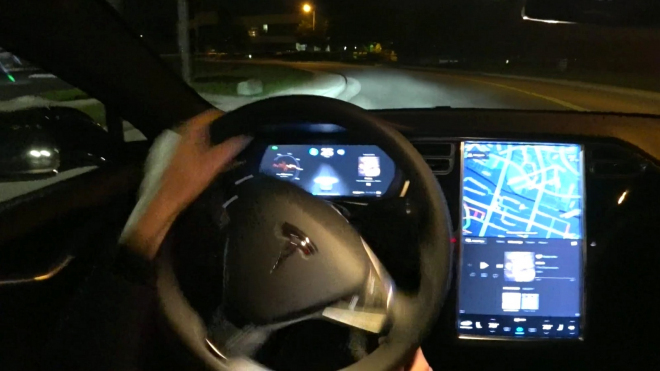 Takhle to vypadá, když Autopilot Tesly ztratí hlavu. Motá se jako opilý (video)