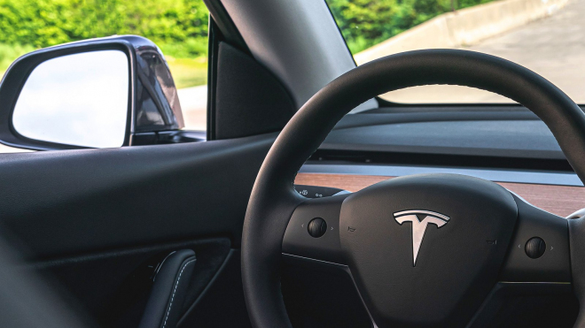 Majitel ukázal, jak Tesla na Autopilot předjíždí. Je to spíš děsivé než ohromující