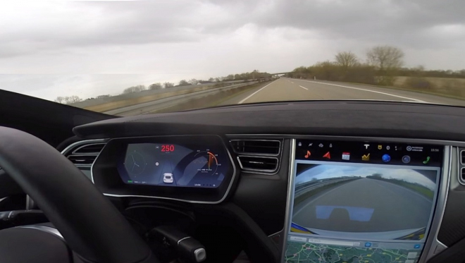 Akcelerace Tesly Model S P90D Ludicrous na Autobahnu je vážně jak z hvězdných válek (video)