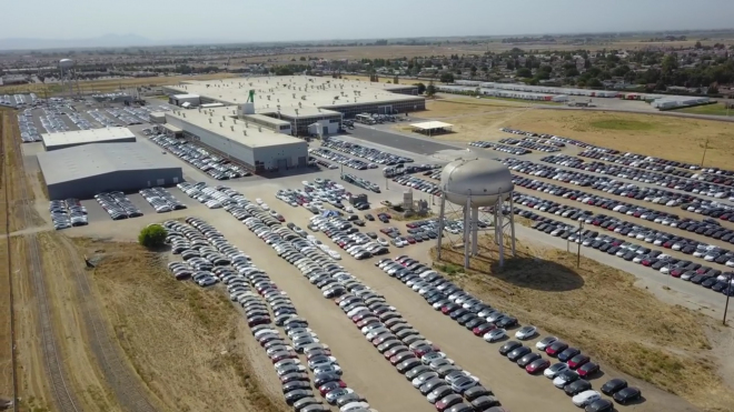 Tesla na mnoha místech skladuje tisíce aut a říká, že je není jak dodat. Pravda je jiná