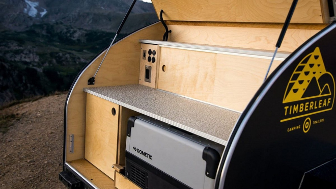 Tento vynález udělá terénní hotel na kolech z jakéhokoli auta. Podívejte se, co dokáže