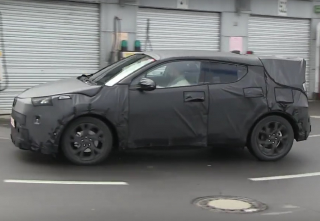 Toyota C-HR: produkční verze kompaktního SUV už testuje, v Německu (videa)