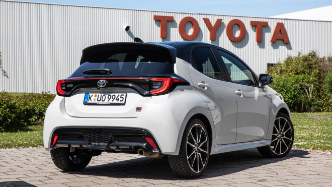 Žijeme v absurdní době, prťavá tříválcová Toyota Yaris stojí kvůli zdanění spalovacích aut ve Francii až 2,75 milionu Kč
