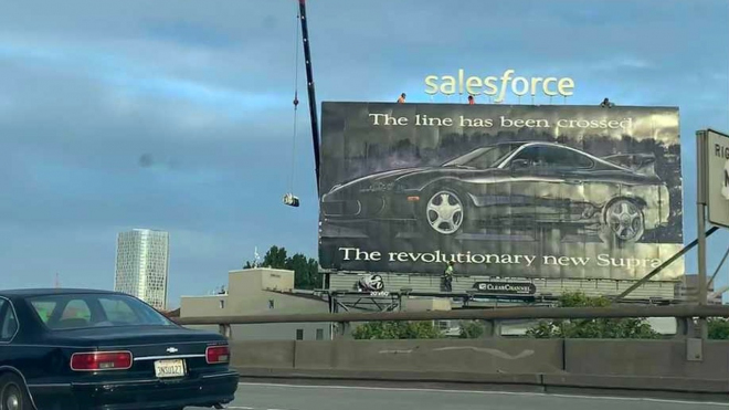 Za 27 let starou reklamou Toyoty dodnes zářící u dálnice stojí ještě zajímavější příběh