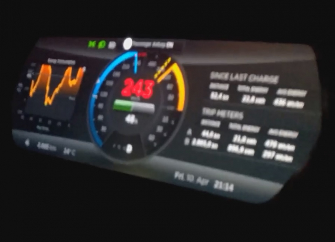 Maximálka Tesly S P85D je jen na chvíli. 250 km/h není udržitelných, hlásí auto (videa)
