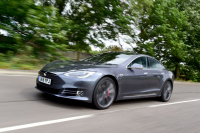 Tesla chce přesvědčit o svých kvalitách. Půjčuje Model S na týden, jenže podivně