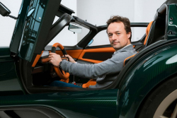 Nizozemci odhalili brutální silniční auto s parametry blízkými Formuli 1, přesto řidiče těší ručním řazením a ryzím šestiválcem