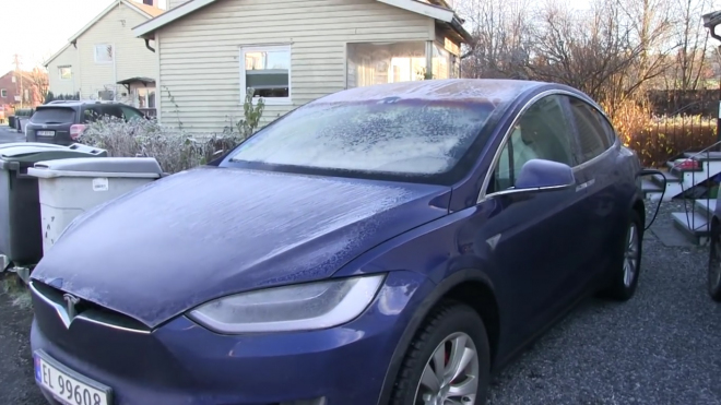Jak zvládá Tesla Model X provoz v tuhé zimě? Bez garáže žádná sláva