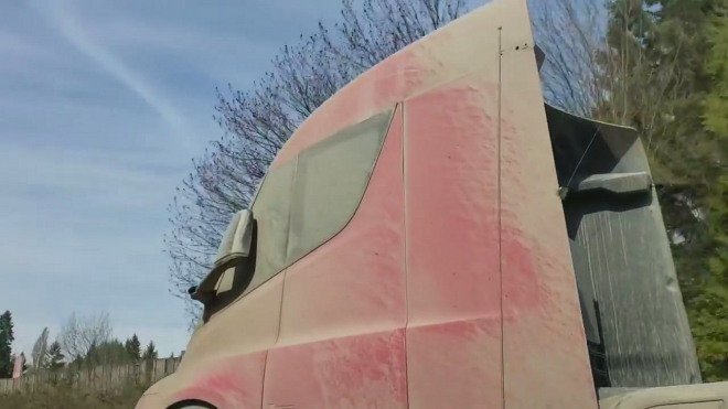 Revoluční tahač Tesly byl natočen špinavý a poškozený na podvalu jiného kamionu
