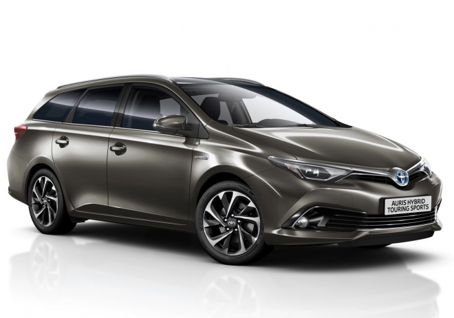 Toyota Avensis a Auris Hybrid 2016: drobné změny uvnitř i zvenčí