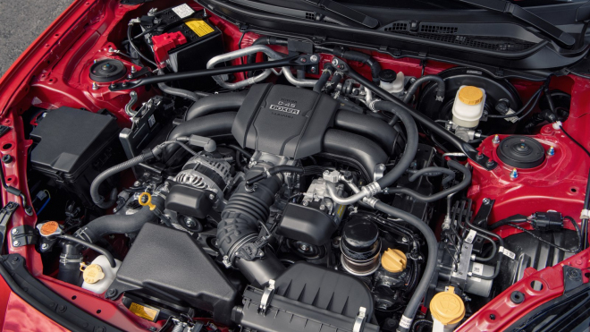 Toyota těší staromilce, jejím řidičským autům zůstanou spalovací motory a manuály „neomezeně dlouho”