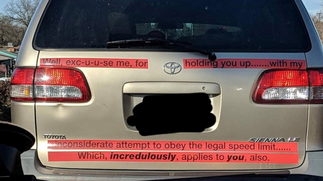 Svérázně polepené MPV vyjadřuje zoufalost majitele z dodržování předpisů