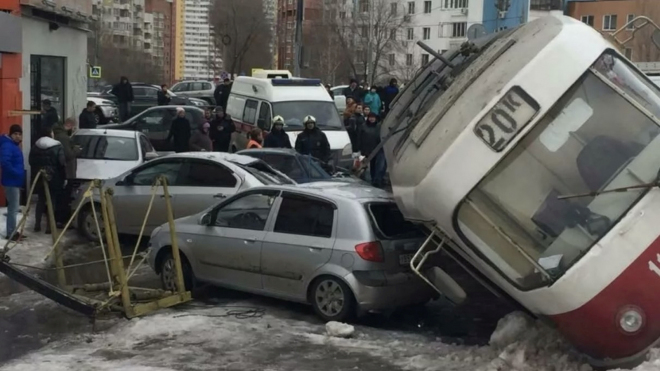 Stará tramvaj vyjela z kolejí, neřízený stroj zastavila až řada zaparkovaných aut