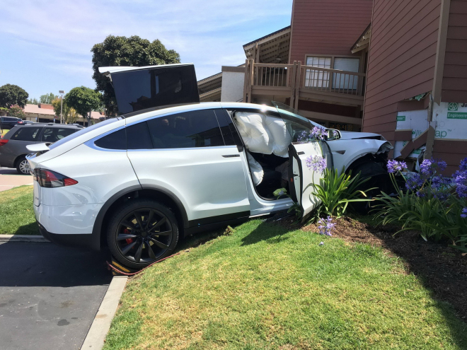 Tesla Model X se sama rozjela a havarovala, tvrdí majitel. Tesla to popírá