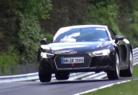 Takhle automobilky testují auta na Nordschleife: hřmí, létají, plivají oheň (video)