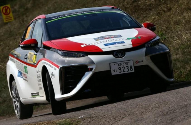 Toyota ukázala vodíkový Mirai na erzetách německé rallye, zajímal tam někoho?