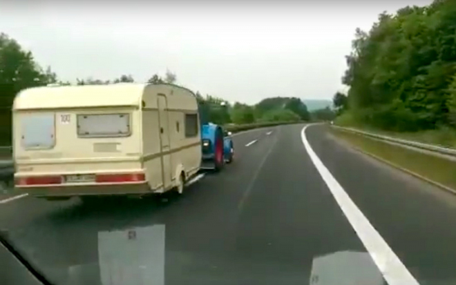 Jedete si po Autobahnu. A najednou vás předjede traktor, s karavanem