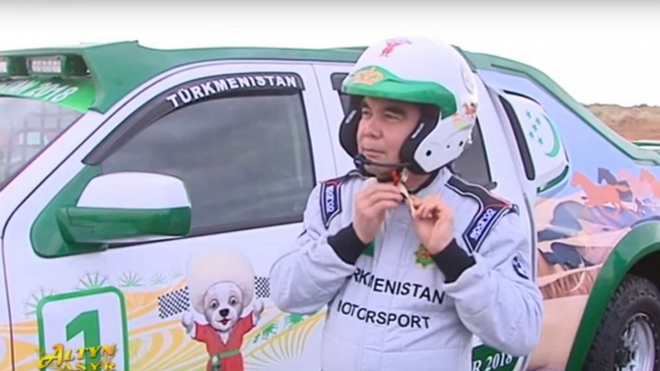 Diktátor Turkmenistánu si dal závod proti profesionálnímu jezdci. Kdo asi vyhrál?